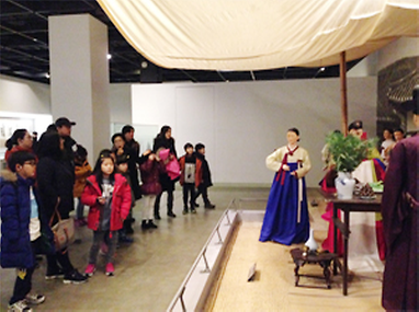 전통 혼례식 전시 관람