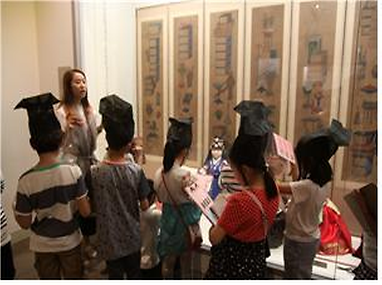 모자 쓰고 과거 여행 교육모습