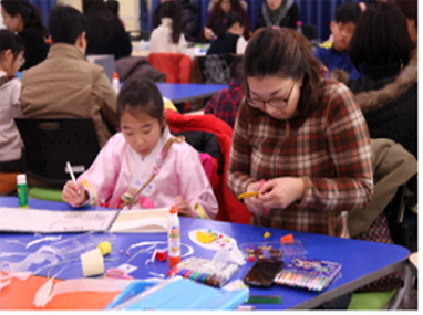 엄마와 함께 교육중인 어린이