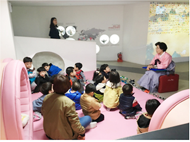 옛 이야기를 듣고 있는 어린이들