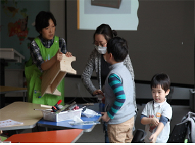 서안을 만들고 있는 가족