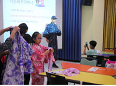 교육을 진행중인 가족