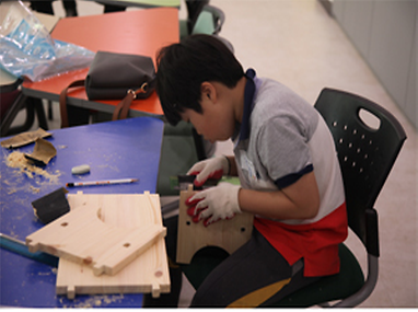 서안을 만들고 있는 어린이