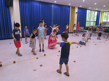 전래놀이를 하는 어린이들