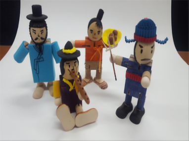 골판지로 만든 인형