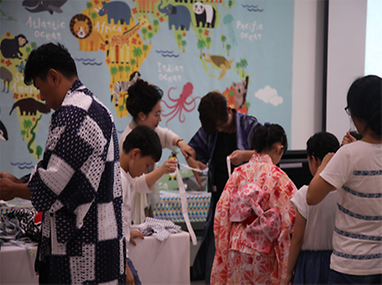 일본 의상을 체험중인 가족