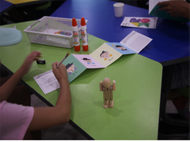 입체인형을 만들고 있는 어린이