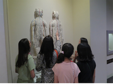 전시장에서 교육중인 어린이들