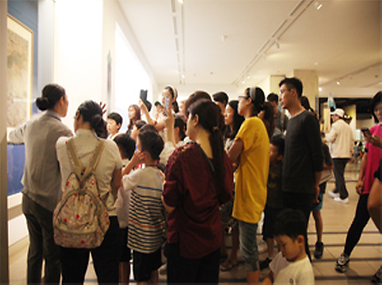 교육을 듣고 있는 가족