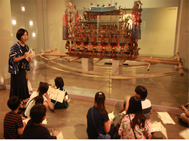 전시장에서 교육중인 가족들