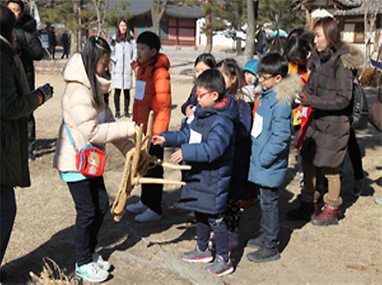 민속놀이를 체험중인 어린이