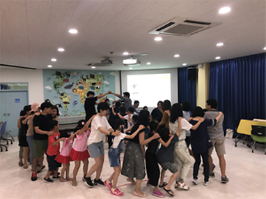 전래놀이 체험중인 가족들