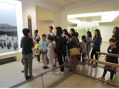 전시장에서 교육중인 가족들