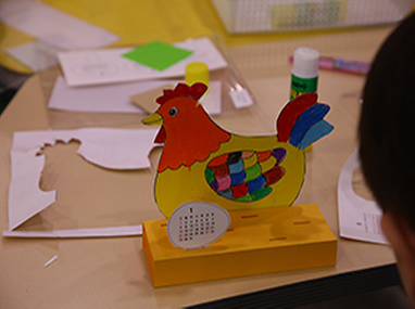 달력을 만들고있는 어린이