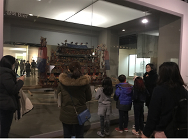 전시장에서 교육중인 가족