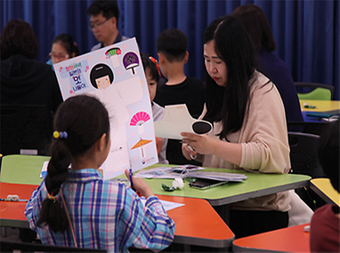 일본꾸러미를 체험중인 가족