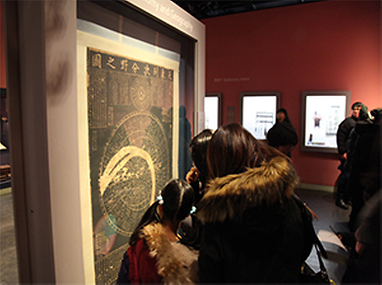 전시장에서 교육 중인 가족들