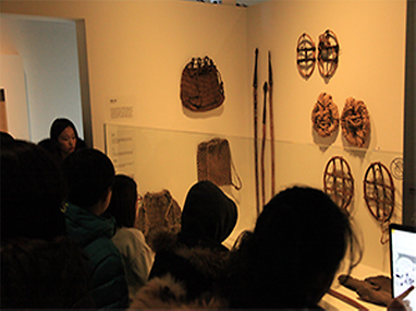 전시장에서 교육 중인 가족