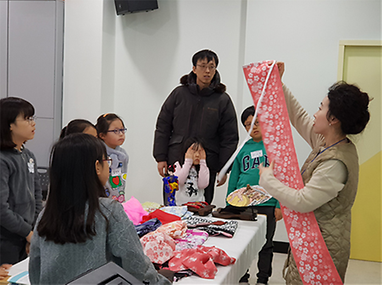 일본 꾸러미를 체험중인 가족들