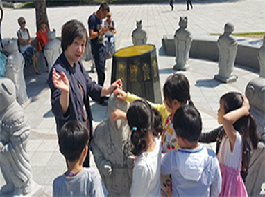 야외전시장에서 교육하는 모습