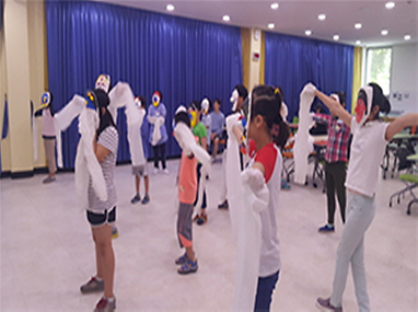 탈춤 교육중인 어린이들