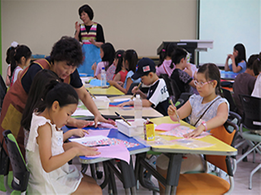 수업중인 어린이들