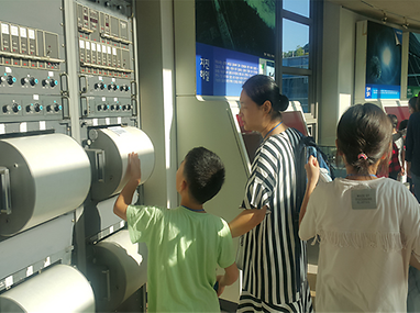 기상청에서 교육중인 어린이들