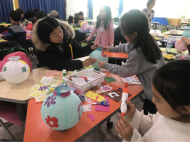 조명등을 만들고 있는 어린이들