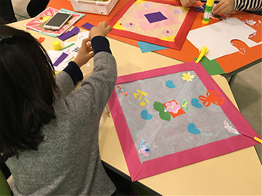 식지보를 꾸미고 있는 어린이