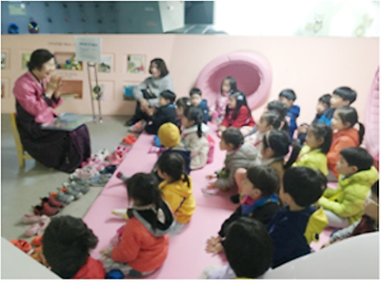 전시장에서 교육중인 어린이들