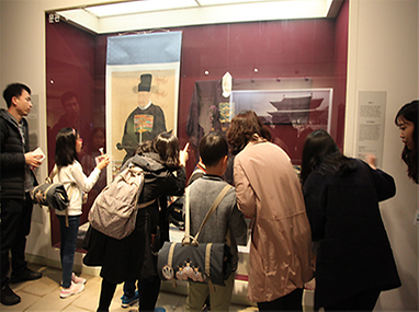 교구재 가방을 메고 전시장에서 탐험중인 가족