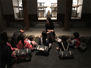 전시장에서 교육중인 어린이들