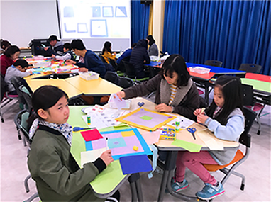 교실에서 수업중인 어린이들