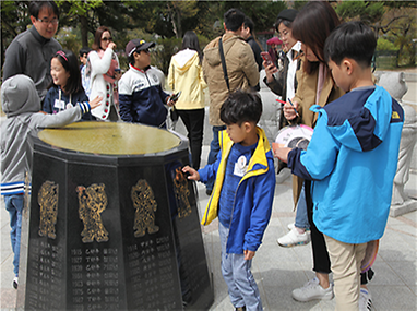 야외전시장에서 교육중인 어린이들