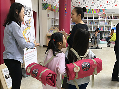 교구재를 매고 교육중인 가족