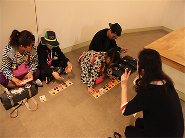 교구재로 교육중인 어린이들