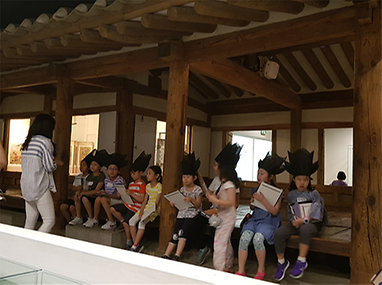 전시장에서 교육중인 어린이들