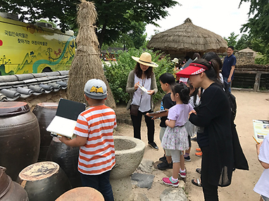 오촌댁에서 교육중인 어린이들