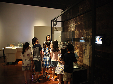 전시장에서 교육중인 어린이들