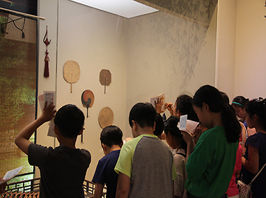 전시장에서 교육중인 어린이들