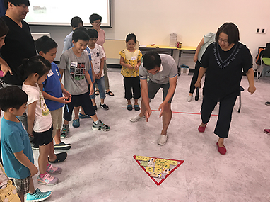 교육을 받고 있는 가족의 모습