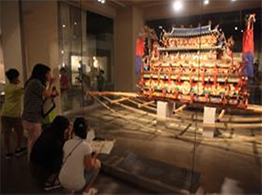 전시장에서 교육중인 어린이들