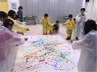 이웃나라 인도 훌리축제 이야기 수업중인 어린이들