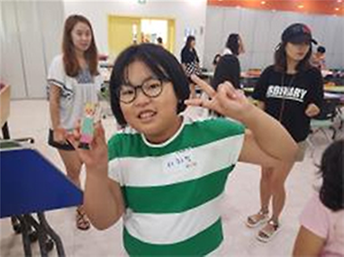 꼭두를 만들고 기념촬영하는 어린이