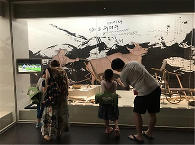 전시장에서 교육중인 가족