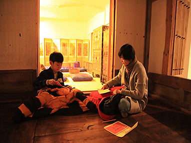 엄마와 함께 교육중인 어린이