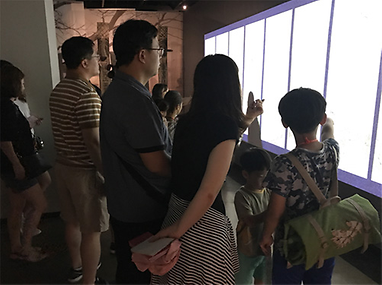 전시장에서 교육중인 가족들