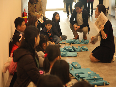 교육전에 설명을 듣고 있는 가족들