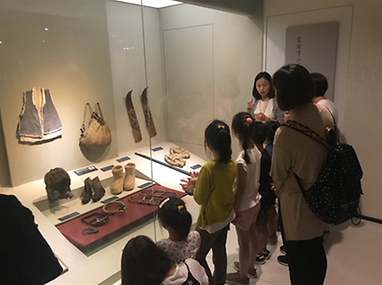 전시장에서 교육중인 가족