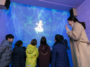 전시장에서 교육중인 어린이들